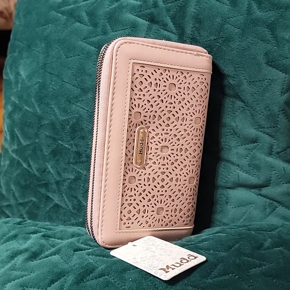 Mudd Mudd...purse👛 very elegant hands with double cream color zipper... - Picture 11 of 12